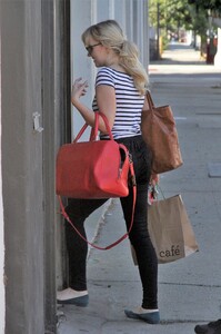 84705337_hqcelebcorner-14.jpg