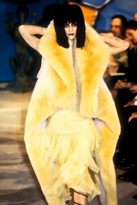 853777004_JohnGalliano1997WomenRTW10.thumb.jpg.0409095f83a16cf82137e91f7df1b053.jpg