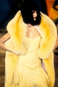 900480177_JohnGalliano1997WomenRTW12.thumb.jpg.02cd507bdc247ebc8cd584c04e9c7dfd.jpg