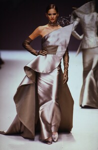 946943479_JeanLouisScherrerCoutureFall1996(14).thumb.jpg.804465b06353ce4562d9305e3d372068.jpg