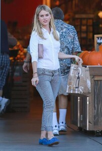 Alice-Eve-Booty-in-Jeans--01.jpg