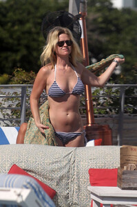 Alice_Eve_shows_off_curves__4_.jpg