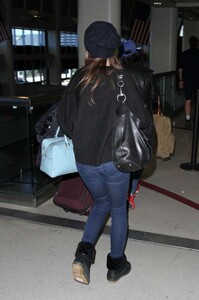 Alison-Brie-in-Jeans-at-LAX--02.jpg