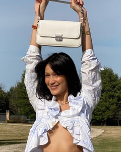 Bella-Hadid-Braless-Breasts-3.jpg