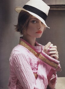 Bold_Meisel_US_Vogue_January_2008_02.thumb.jpg.097a750e9871d88ae55f1ffcdcdda06e.jpg