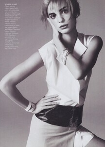 Brand_Meisel_US_Vogue_March_2002_05.thumb.jpg.e9738885dea885306fb8313fc0a0d3c3.jpg