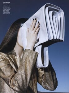 Carry_Meier_US_Vogue_February_2007_05.thumb.jpg.1f950c1478e2f4bf31f09a2e84975786.jpg
