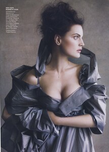 Demarchelier_US_Vogue_August_2010_02.thumb.jpg.54c4ec5a088af9811e36d497feffd31e.jpg