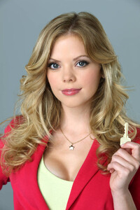 Dreama-Walker-01.jpg