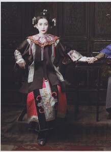 Eastern_Leibovitz_US_Vogue_July_2011_03.thumb.jpg.d3720b72f44f0b07daf119d176c75f2e.jpg