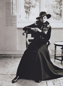 Gilded_Meisel_US_Vogue_September_1999_12.thumb.jpg.82162ac54ebe0be8dfa24bbc78c35901.jpg