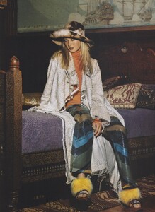 Gilded_Meisel_US_Vogue_September_1999_17.thumb.jpg.c81ee2a1d6b7174b6b22c57a8a1000b9.jpg