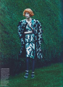Klein_US_Vogue_August_2011_01.thumb.jpg.793795d55c9b50448702e47429b72fb2.jpg