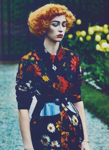 Klein_US_Vogue_August_2011_03.thumb.jpg.ce79a979b1c6a814a80de2002df27e8e.jpg