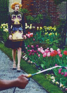 Klein_US_Vogue_August_2011_06.thumb.jpg.1ecbb6c710219e6501f01e1cb7924e84.jpg