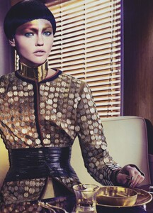 Klein_US_Vogue_December_2011_02.thumb.jpg.a9b36a366d74ba54a1d17c65ec7fb0b9.jpg