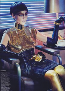 Klein_US_Vogue_December_2011_03.thumb.jpg.d834974573034907f752e7c1dacbf889.jpg