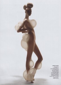 Knight_US_Vogue_October_2010_02.thumb.jpg.e3a57478e1eaa4d4c27203398a455f38.jpg