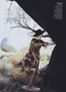 Lindbergh_US_Vogue_October_2010_13.thumb.jpg.b8f0a556e9483832e8501aa3d3188923.jpg