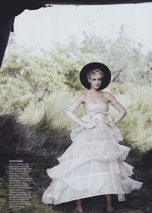 Lindbergh_US_Vogue_October_2010_14.thumb.jpg.9cb5a920944f6f50531a63f501989a79.jpg
