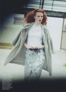 Lindbergh_US_Vogue_October_2011_09.thumb.jpg.a54b27a4af3b8c4e4e961981c343da23.jpg