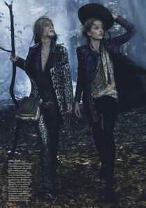 Meisel_US_Vogue_August_2010_06.thumb.jpg.102c882d0b7639ae8f35aa6a7a4f3e2e.jpg