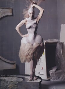 Meisel_US_Vogue_May_2011_05.thumb.jpg.37d3804fd47c1cba40cd31e54b789117.jpg