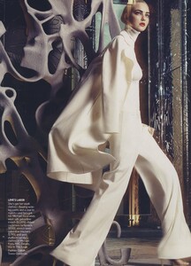 Moves_Klein_US_Vogue_March_2008_01.thumb.jpg.c9f4d3b1034f38c7bd8875febbc68a8b.jpg