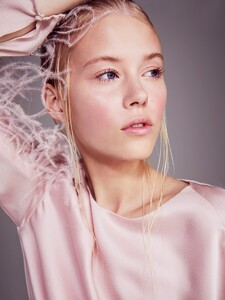 Remi-Pyrdol-Newest-Beauty-Editorial-With-Amalie-Schmidt-and-Eliza-Hartmann-1-4.jpg