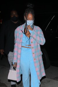 Rihanna---Dinner-candids-in-Santa-Monica-at-Giorgio-Baldi-17.jpg