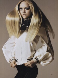 Sims_US_Vogue_February_2007_08.thumb.jpg.0e2d0b182980e9178be2b7f6f6616eb1.jpg