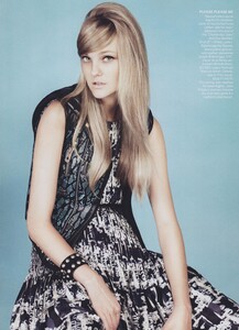 Sims_US_Vogue_May_2011_06.thumb.jpg.5af97b5b37cbae729c93d26f2cf62e26.jpg
