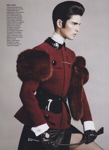 Sims_US_Vogue_October_2011_08.thumb.jpg.127eea18247f5e1748e50304cd720cc2.jpg
