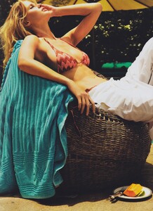 Testino_US_Vogue_April_2011_05.thumb.jpg.766ab61e26230e2bba04b05afd0f5e0a.jpg