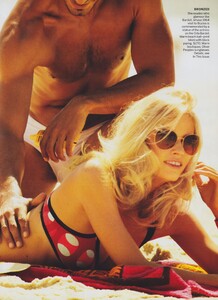 Testino_US_Vogue_April_2011_08.thumb.jpg.50d73e2f10b7e838ca601cb4435023e1.jpg