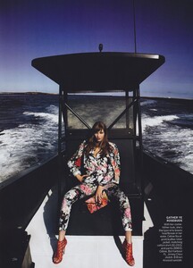 Testino_US_Vogue_December_2011_05.thumb.jpg.69256c29b339b94f2bf9724bef114b2d.jpg