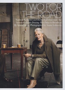 Two_Leibovitz_US_Vogue_October_2010_02.thumb.jpg.0da9fefa71702e95eaac8d973eddab0c.jpg