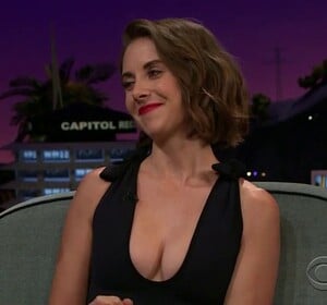 alison_brie_cleavage_late_late_show3.jpg