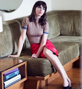 alison_brie_legs_balcony_yahoo_style3.jpg