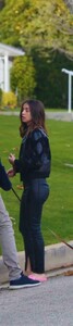 ana_de_armas_out_for_a_walk__(16).jpg