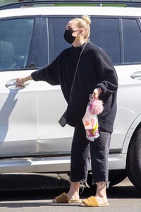ashlee-simpson-at-menchie-s-in-los-angeles-03-16-2021-0.thumb.jpg.42865349ee32ad09a977bcde5473e6e0.jpg