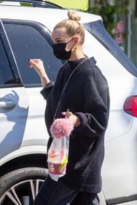 ashlee-simpson-at-menchie-s-in-los-angeles-03-16-2021-1.thumb.jpg.9c716ad026dbcada393c7d164b6cf97d.jpg