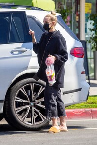 ashlee-simpson-at-menchie-s-in-los-angeles-03-16-2021-2.jpg