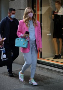 chiara-ferragni-out-shopping-in-milan-03-12-2021-4.jpg