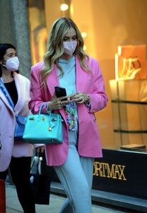 chiara-ferragni-out-shopping-in-milan-03-12-2021-5.jpg