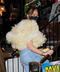 chrissy-teigen-and-john-legend-at-panna-il-garden-in-new-york-03-07-2021-0.thumb.jpg.44b4794a04b1426ffaba27a9d2c39f09.jpg
