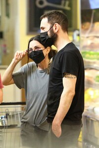 courteney-cox-and-johnny-mcdaid-grocery-shopping-in-malibu-03-27-2021-0.jpg