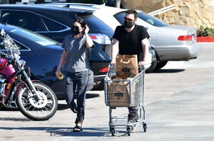 courteney-cox-and-johnny-mcdaid-grocery-shopping-in-malibu-03-27-2021-2.jpg