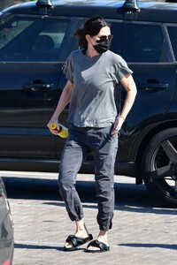 courteney-cox-and-johnny-mcdaid-grocery-shopping-in-malibu-03-27-2021-3.jpg
