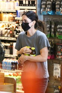 courteney-cox-and-johnny-mcdaid-grocery-shopping-in-malibu-03-27-2021-5.jpg